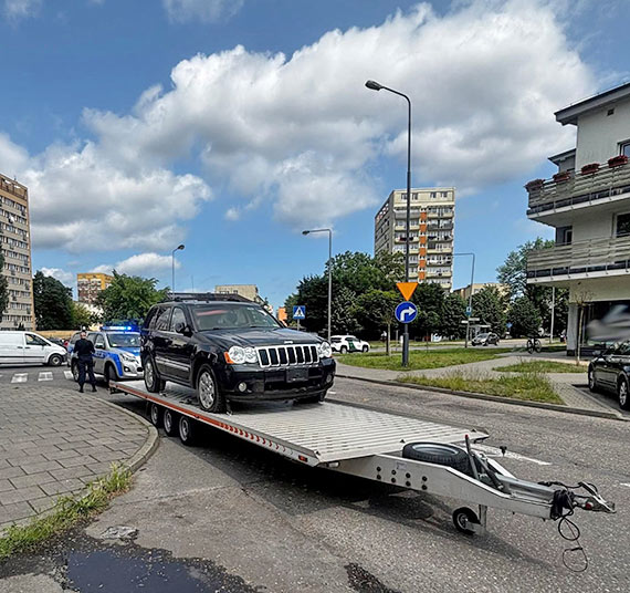 Zostawi lawet z autem na rodku drogi. Tumaczy, e „na chwil”