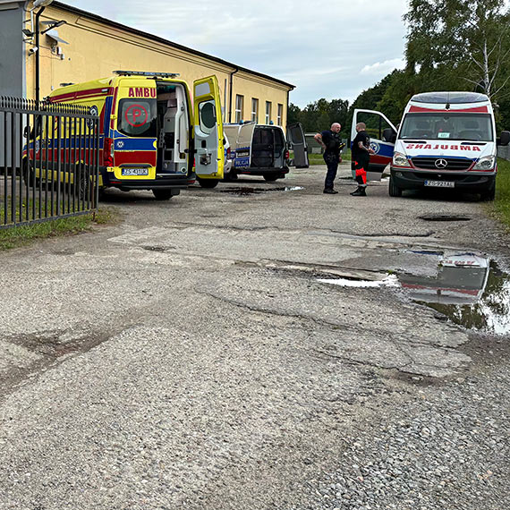 Interwencja przy Wrzosowej. Pobudzony mczyzna obezwadniony paralizatorem, funkcjonariuszka trafia do szpitala