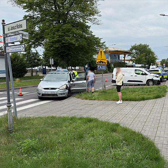 Zderzenie przy postoju taksówek. Kto zawinił? Czekamy na stanowisko policji