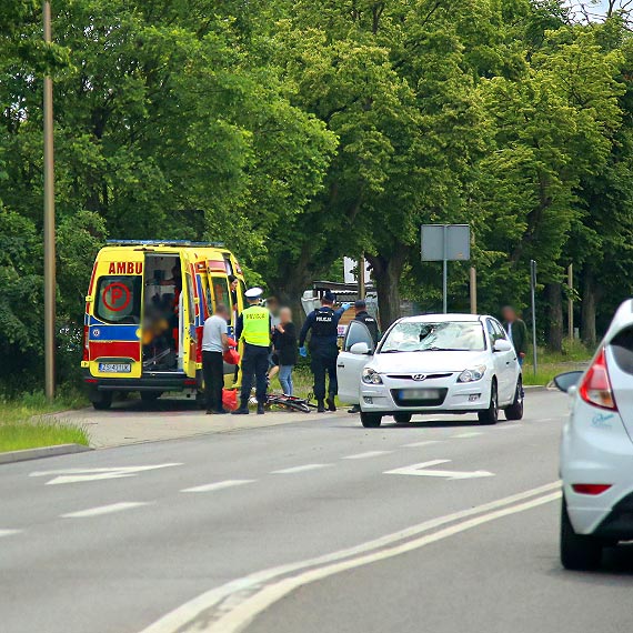 Wypadek na Grunwaldzkiej. Potrcony 90-latek przetransportowany migowcem LPR do szpitala w Gryficach