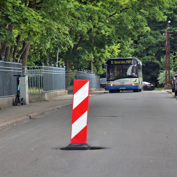 Dziura na rodku ulicy Jana z Kolna. Mija miesic, a problem wci nierozwizany