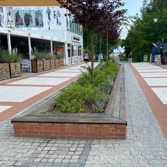 Czytelnik alarmuje: zniszczone ławki na promenadzie w Świnoujściu. Gdzie jest reakcja urzędników?