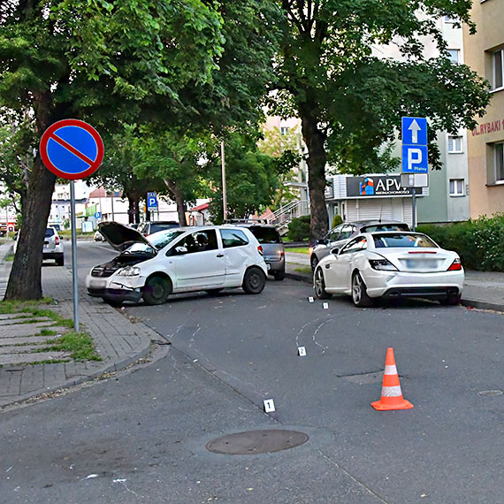 Zderzenie dwch pojazdw na Staszica. Jedna osoba trafia do szpitala