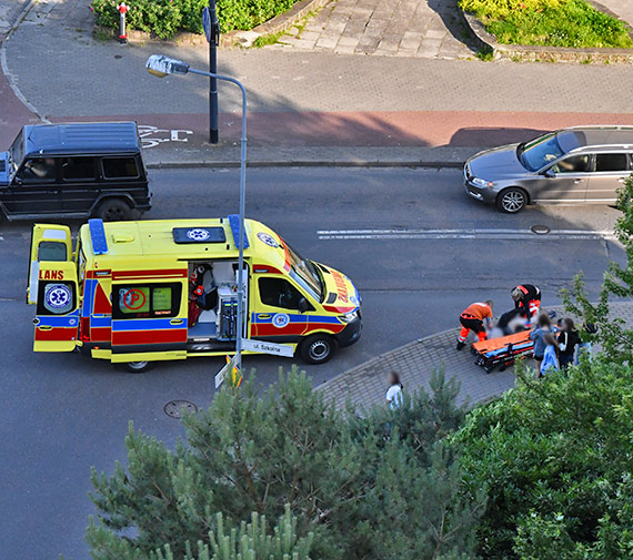 Zdarzenie drogowe na Szkolnej. 14-latka trafia do szpitala