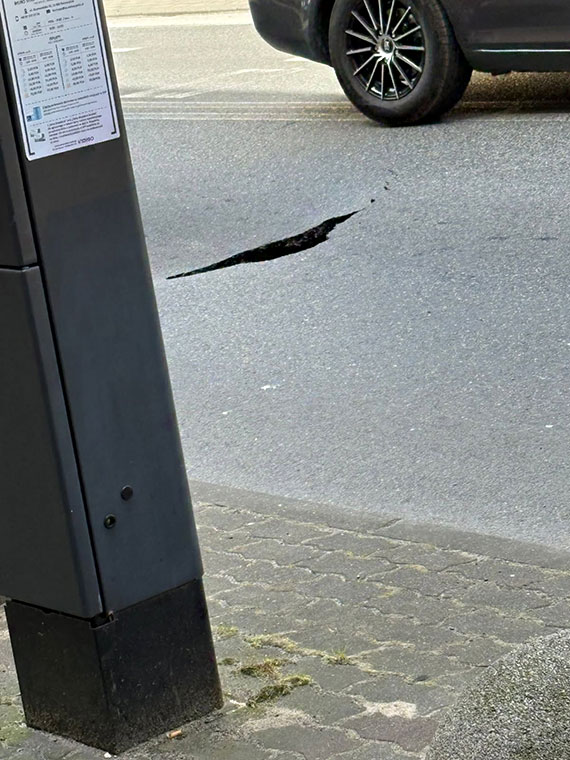 Niebezpieczne zapadlisko na ul. Piastowskiej. Kierowcy alarmuj!