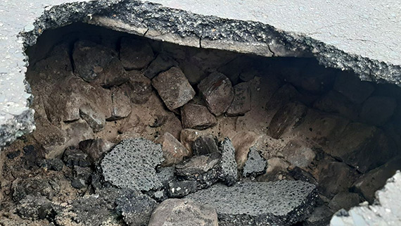 Niebezpieczne zapadlisko na ul. Piastowskiej. Kierowcy alarmuj!