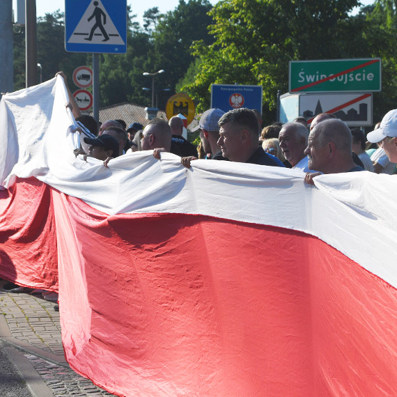 Protest na granicy w Świnoujściu. Kibice Floty i mieszkańcy zablokowali przejście, policja użyła gazu już po zakończeniu manifestacji