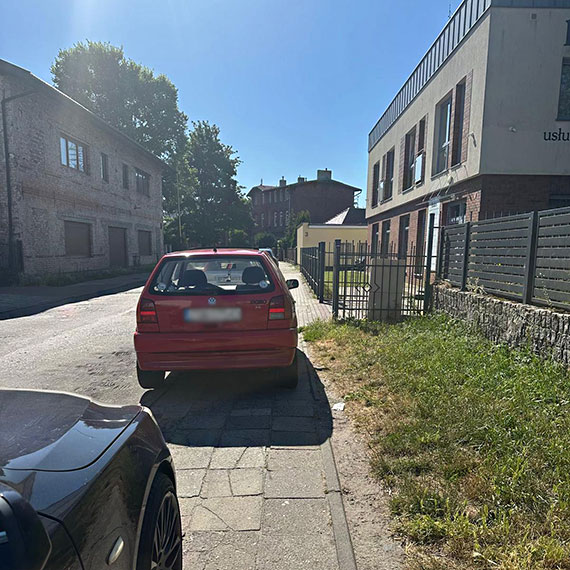 Samochd zablokowa cay chodnik na Lutyckiej. Mieszkacy maj do