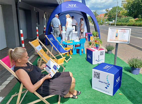 Mobilne stanowisko Zachodniopomorskiego Oddziau NFZ na play w winoujciu
