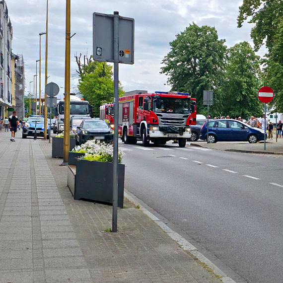 Kolizja trzech samochodów na Armii Krajowej