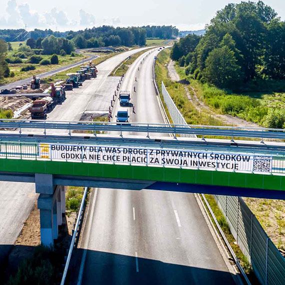 Prywatne pienidze na publiczn drog. PRD Nowogard SA protestuje banerem na S3: „Budujemy dla Was drog z wasnych rodkw”