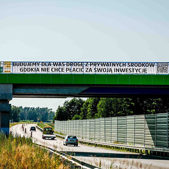 Prywatne pieniądze na publiczną drogę. PRD Nowogard SA protestuje banerem na S3: „Budujemy dla Was drogę z własnych środków”