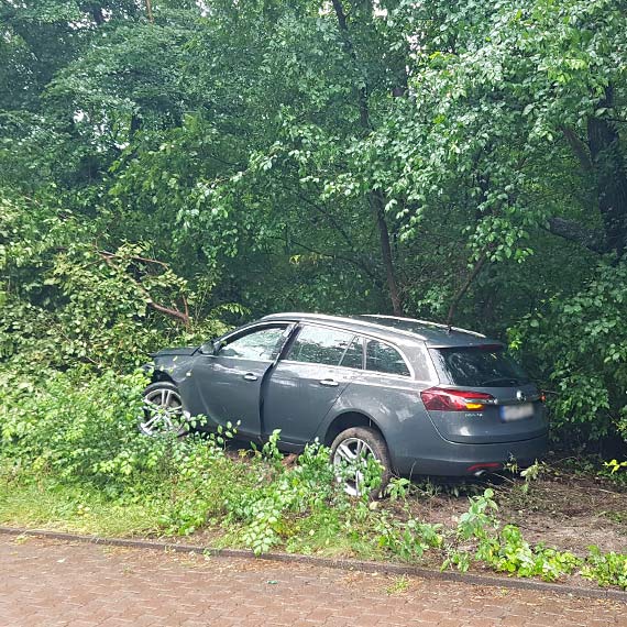 Samochód wypadł z drogi. Groźne zdarzenie niemieckiego kierowcy w Świnoujściu