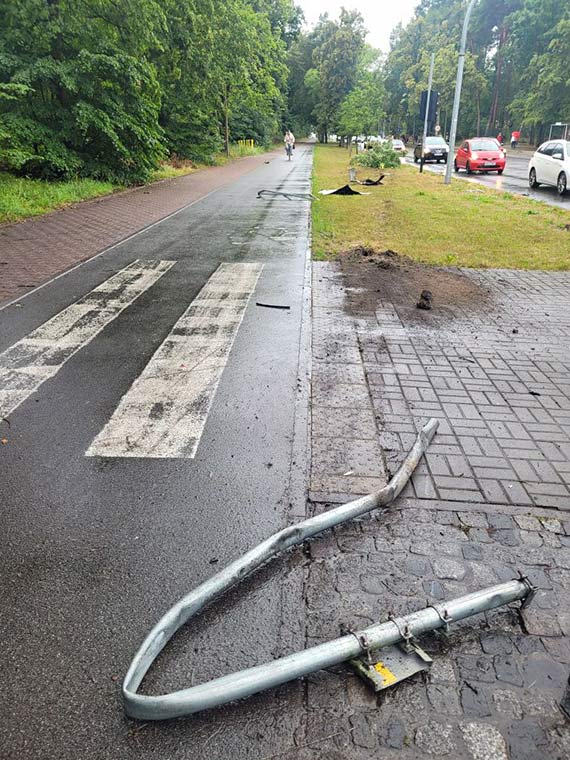 Samochód wypadł z drogi. Groźne zdarzenie niemieckiego kierowcy w Świnoujściu