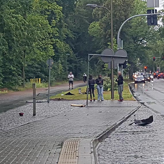 Samochód wypadł z drogi. Groźne zdarzenie niemieckiego kierowcy w Świnoujściu