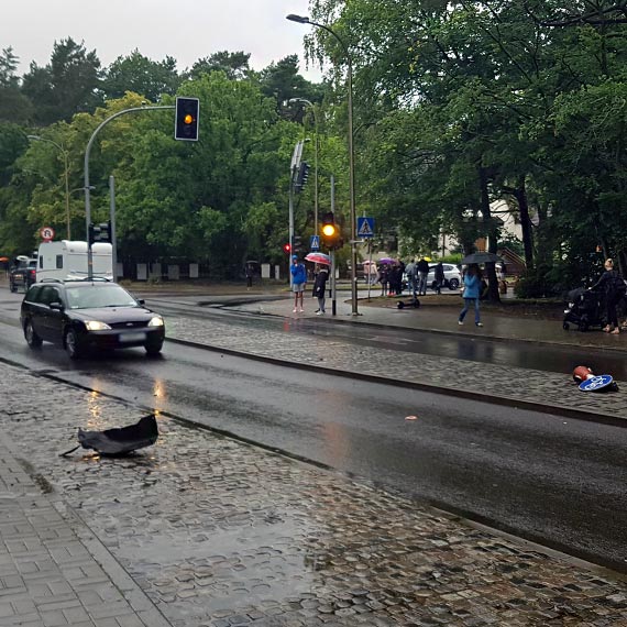 Samochód wypadł z drogi. Groźne zdarzenie niemieckiego kierowcy w Świnoujściu