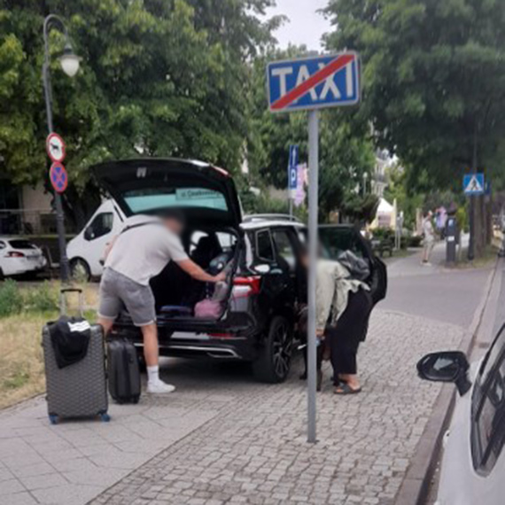  Turysta aduje bagae na… chodniku!