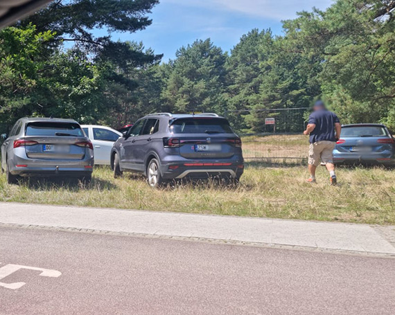 Samochodowy chaos na Uzdrowiskowej. Kierowcy po chodnikach, matki z dziećmi uciekają!