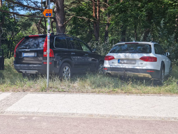Samochodowy chaos na Uzdrowiskowej. Kierowcy po chodnikach, matki z dziećmi uciekają!