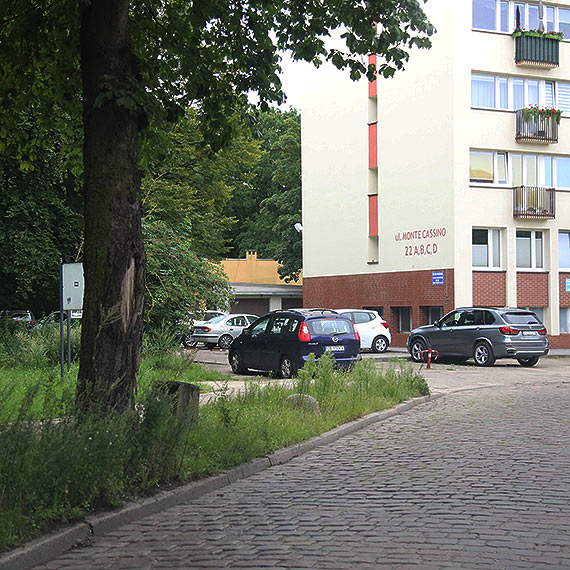„Ciche pułapki” przy ulicy Monte Cassino. Półkule miały zniechęcać do parkowania, ale mogą uszkodzić samochód
