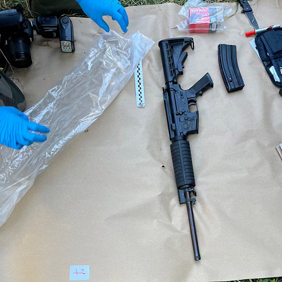 Zlikwidowana ogromna plantacja marihuany. Policjanci zabezpieczyli ponad 80 kg narkotyków oraz broń i amunicję