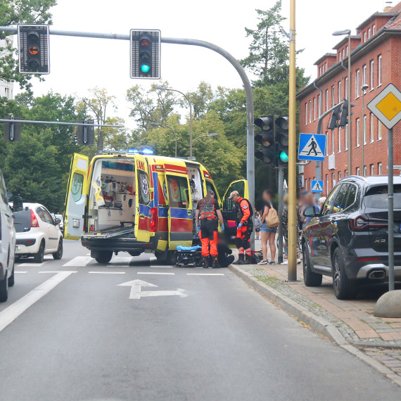 Potrcenie na pasach. 69-letnia kobieta trafia do szpitala