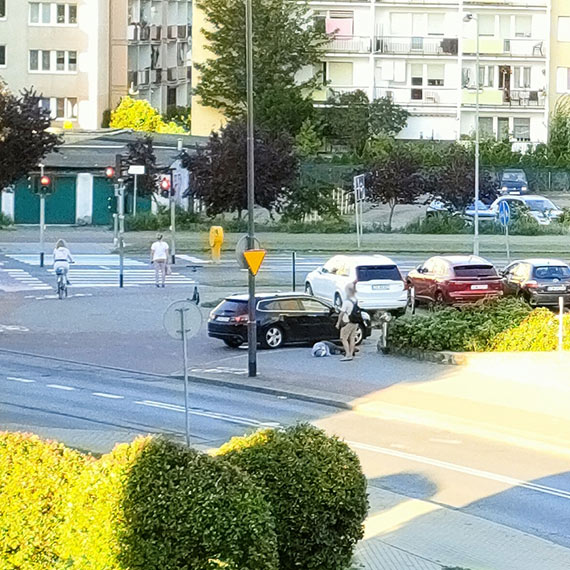 wiadkowie wezwali pomoc. Mczyzna z urazem gowy trafi do szpitala
