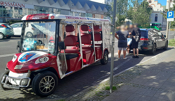 Kolizja Volkswagena z meleksem turystycznym na ul. Grunwaldzkiej. Jedna osoba w szpitalu