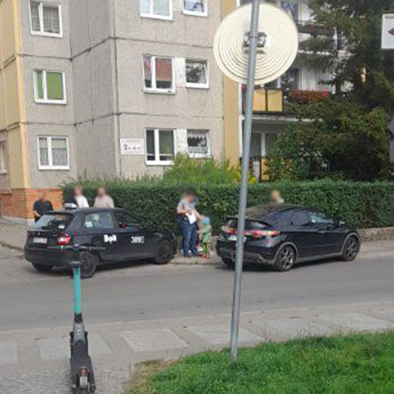Kolizja na skrzyowaniu Monte Cassino i Wadysawa Sikorskiego. W zdarzeniu uczestniczy samochd Bolt