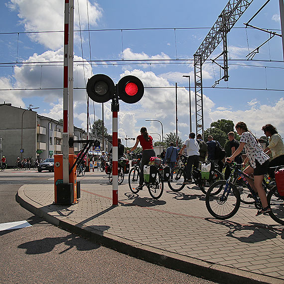 Niecierpliwi rowerzyci przejechali przez przejazd kolejowy na czerwonym