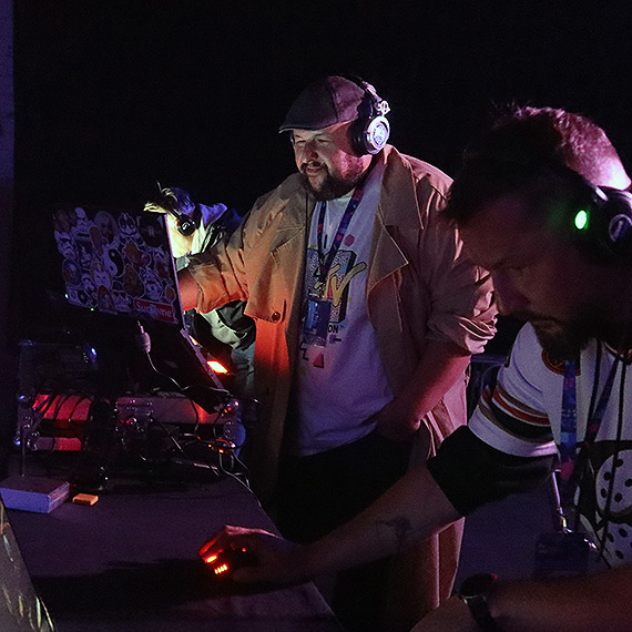 FAMA bawi się w nocy i… tylko FAMA to słyszy! Silent disco na marinie
