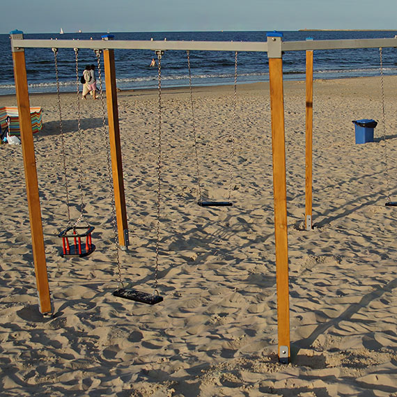 Świnoujście: Śmiertelna pułapka na plaży! Huśtawki mogą runąć w każdej chwili
