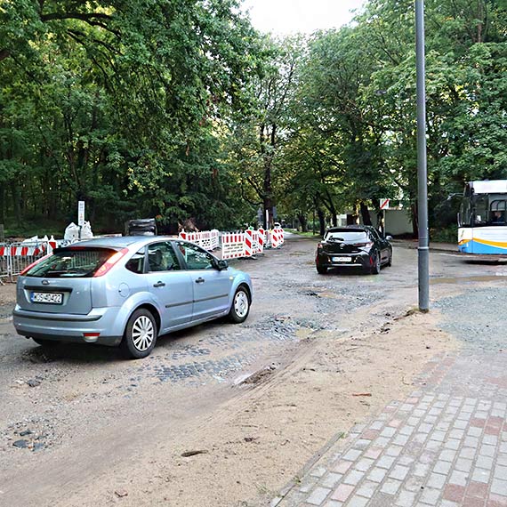  Kocie by to mao powiedziane! Przy skrzyowaniu ulic Krzywoustego i Sienkiewicza kierowcy bezpiecznie przejad z prdkoci max. 5 km/h!