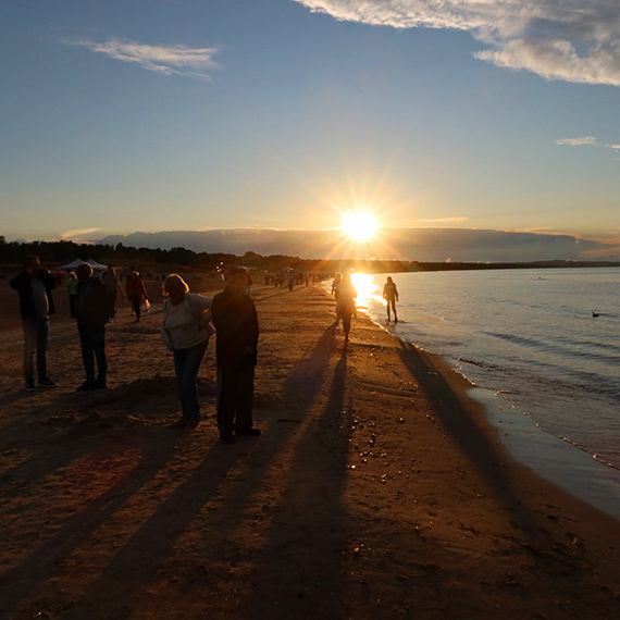 Piękna wrześniowa plaża przyciąga tłumy