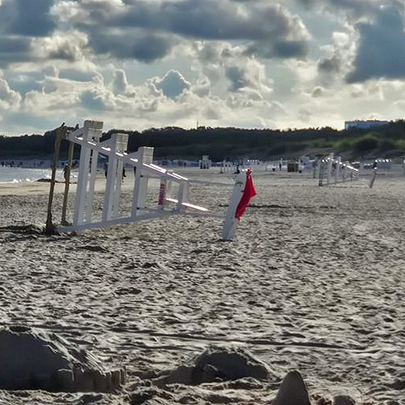 Świnoujście: znów przewrócone wieżyczki ratowników na plaży. Ktoś robi sobie żarty kosztem bezpieczeństwa?