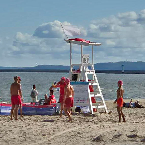 Świnoujście: znów przewrócone wieżyczki ratowników na plaży. Ktoś robi sobie żarty kosztem bezpieczeństwa?
