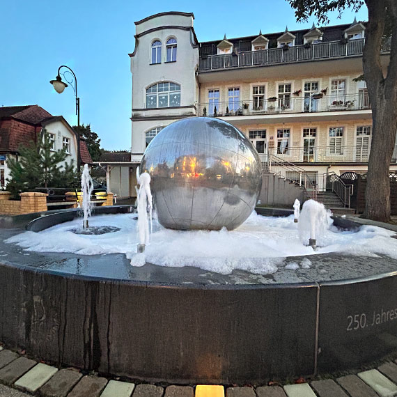 Fontanna przy ulicy Sowackiego w pianie. Kosztowny „art”