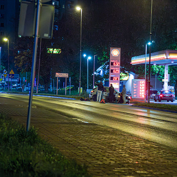 Świnoujście. Burza, błyski i huk zderzenia. Jednoślad roztrzaskał się o Peugeota przy stacji Shell