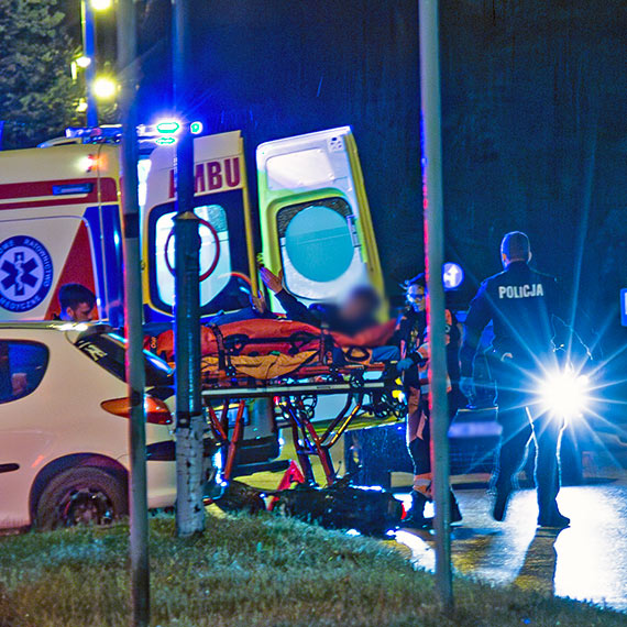 Świnoujście. Burza, błyski i huk zderzenia. Jednoślad roztrzaskał się o Peugeota przy stacji Shell