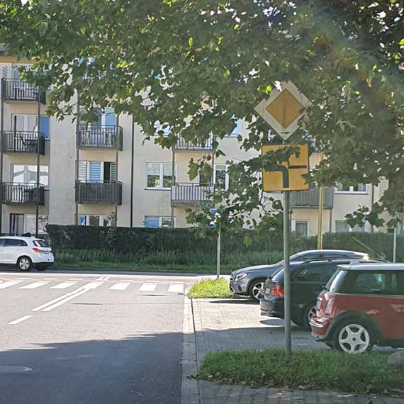 winoujcie: Drzewa zasaniaj znaki drogowe na skrzyowaniu Malczewskiego i Chemoskiego