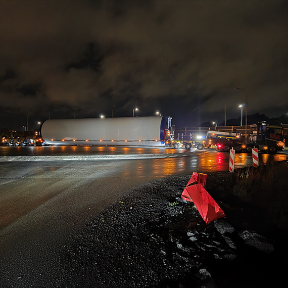 Warszw: Nocny transport gigantycznych adunkw sparaliowa komunikacj miejsk