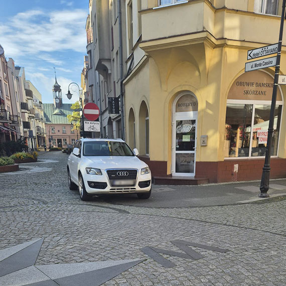 Audi na chodniku w centrum winoujcia. Piesi musieli obchodzi samochd