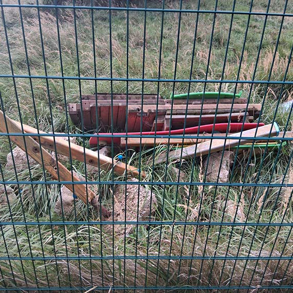 Plac zabaw w Karsiborze? Elementy od miesicy le za MDK i niszczej
