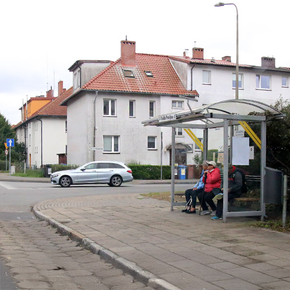 Bajzel z przystankami w dzielnicy Posejdon. Dwa nieczynne oznaczone jako czynne, a czynny bez oznacze