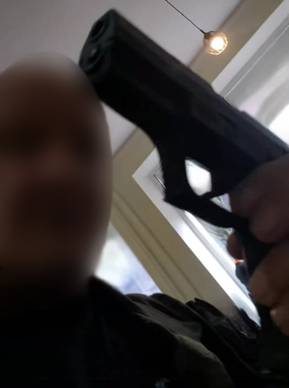 Karabin i pistolet w sklepie odzieżowym. Sprawą zajmuje się policja