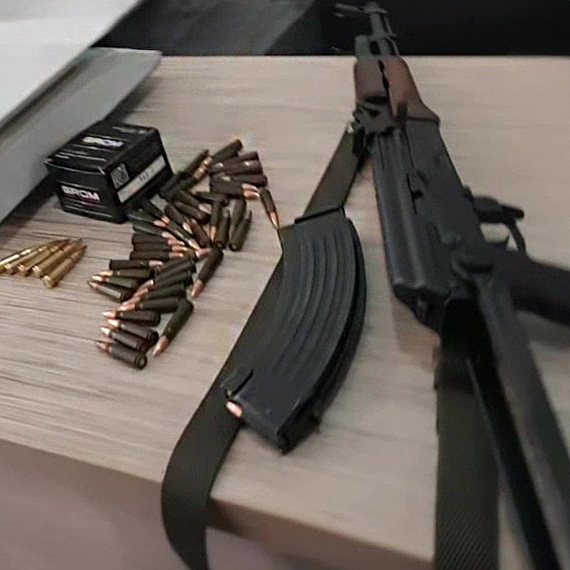Karabin i pistolet w sklepie odzieżowym. Sprawą zajmuje się policja