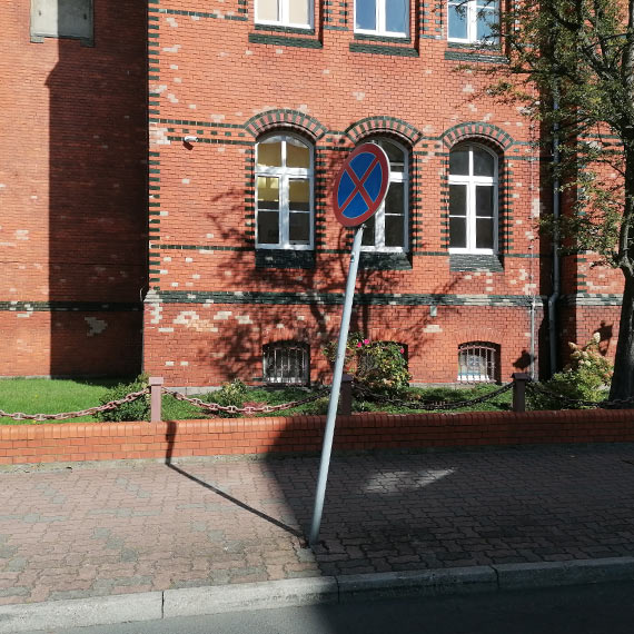 Pochylone i obrcone znaki drogowe w winoujciu. Mieszkaniec alarmuje: „To trwa ju od lat!”