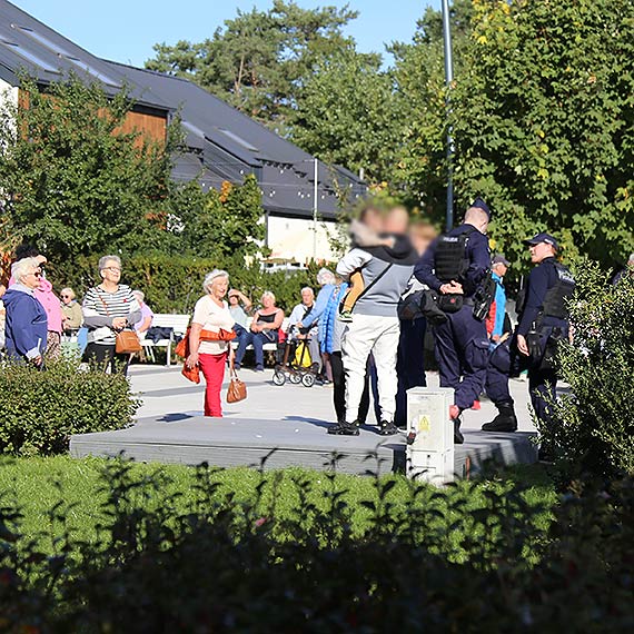 Szczliwy fina poszukiwa dziecka na Promenadzie