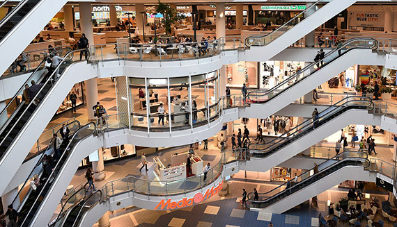 Wyprzedae w galeriach i centrach handlowych. Brana w wakacje zaliczya delikatny minus