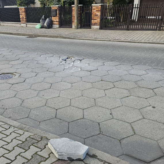 Mieszkaniec: Uszkodzona nawierzchnia na ulicy Wielkopolskiej zniszczya BMW. Miasto zareagowao dopiero po szkodzie